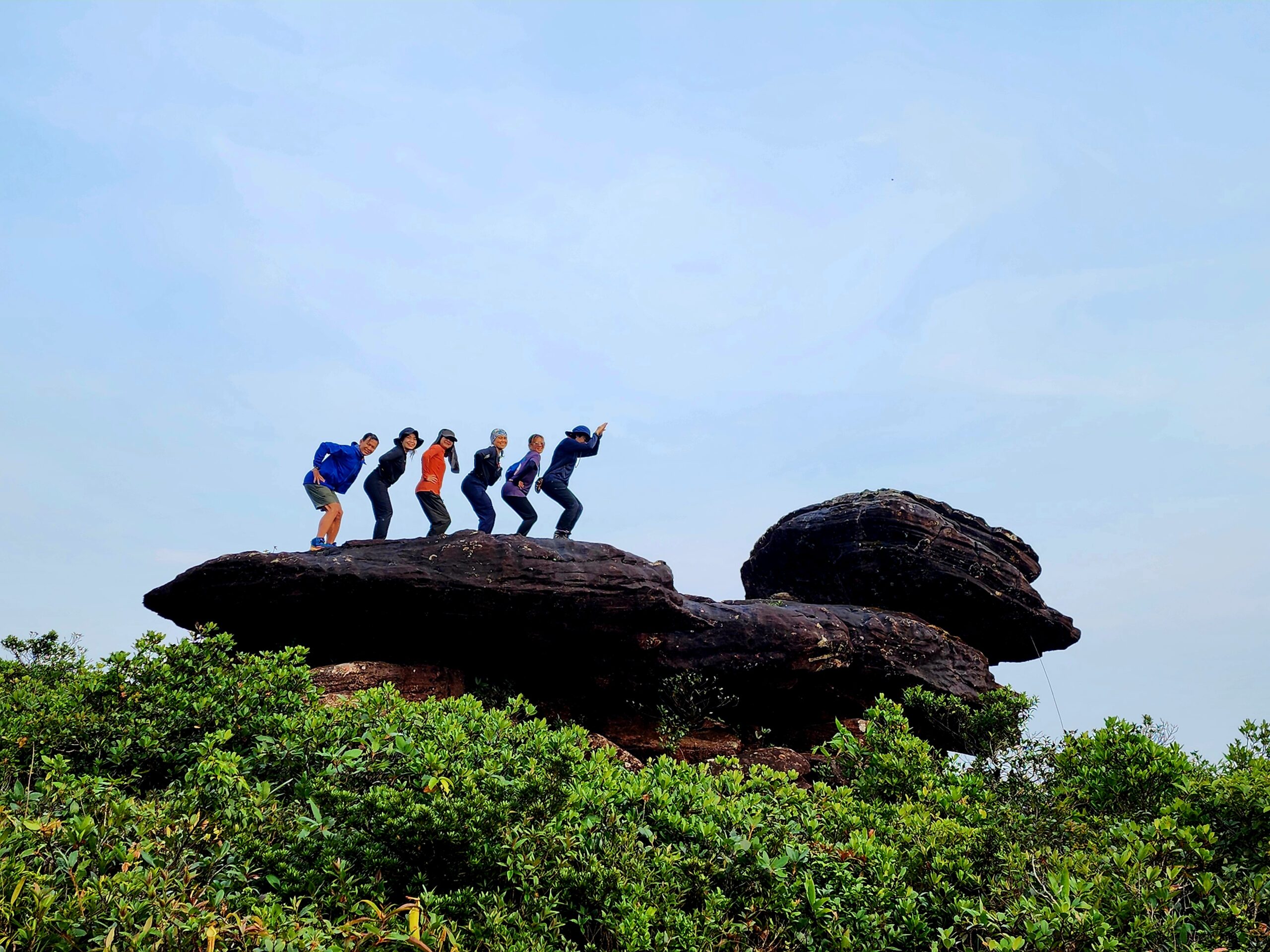 จาก ភ្នំព្រះ (phnom preah)พนมพระ ถึง ខ្នង​ថ្មទា (หินเป็ดดำ) กับเส้นทางเดินป่าที่เป็นเอกลักษณ์